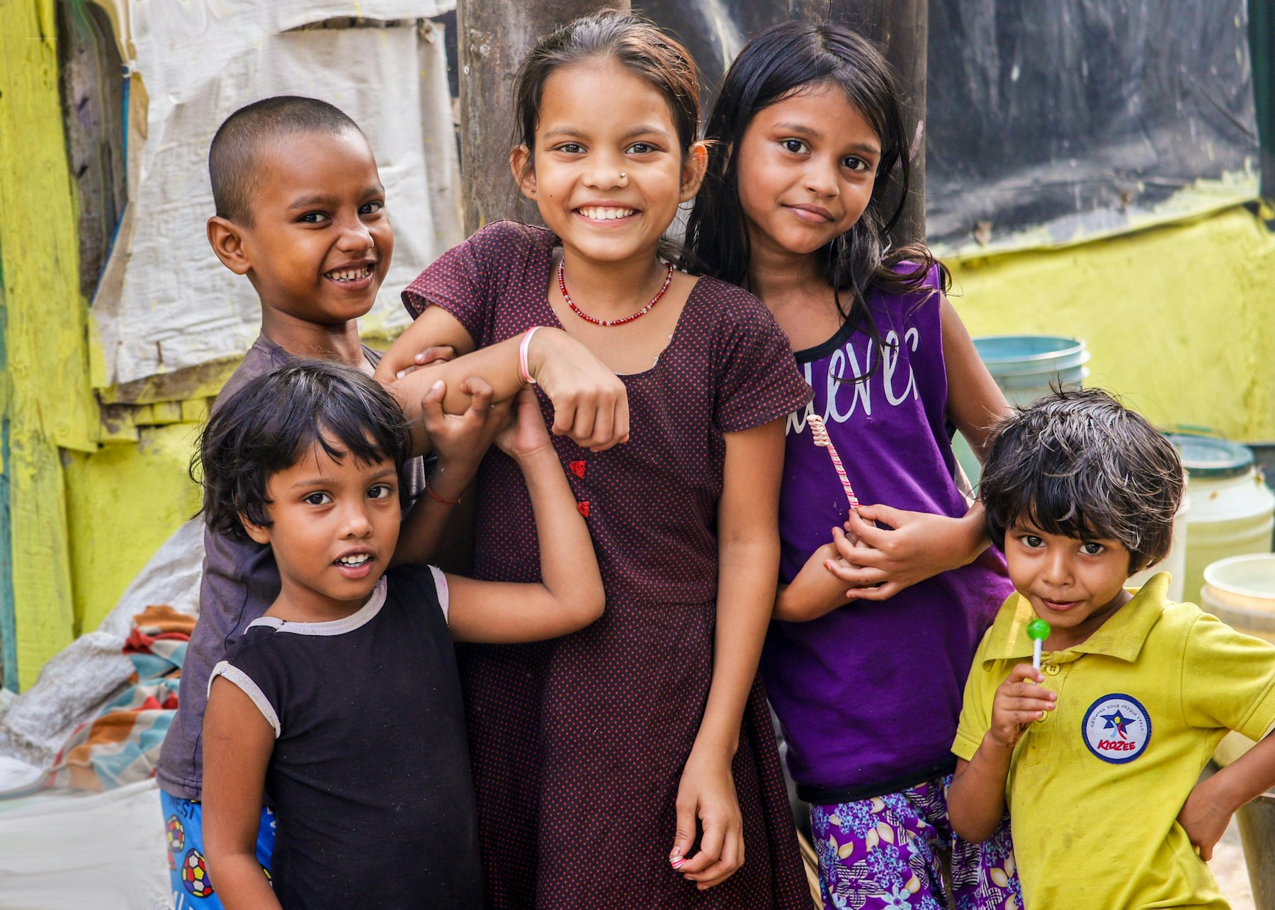 Grupo de niños en la comunidad