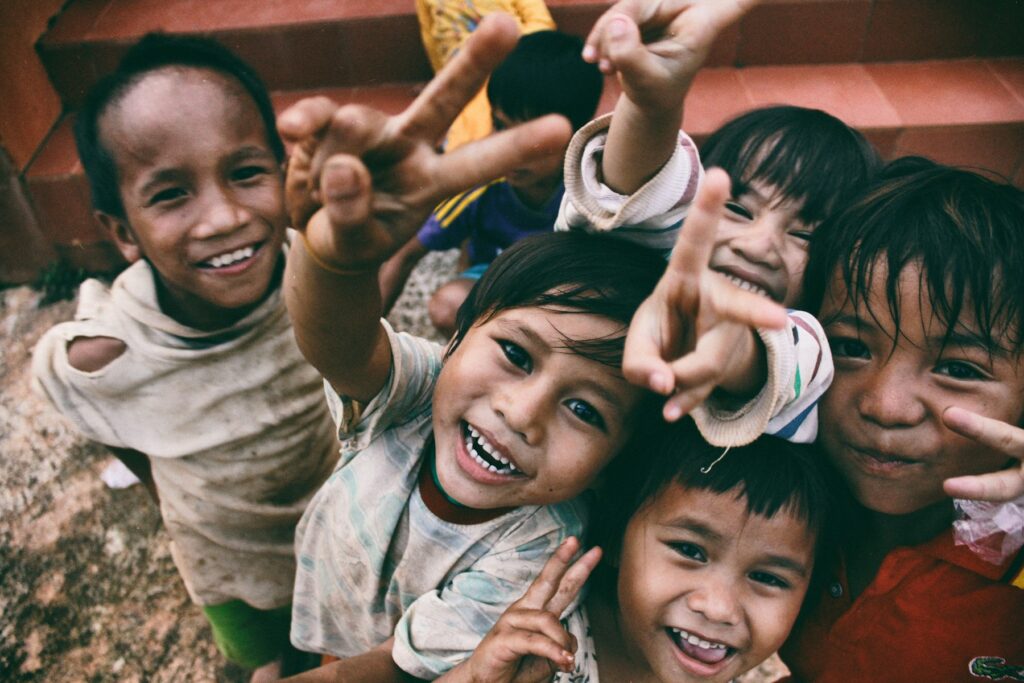 Niñas y niños sonriendo