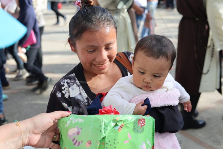 Un regalo entregado en mano: el gesto pequeño que cambia el día de una familia.