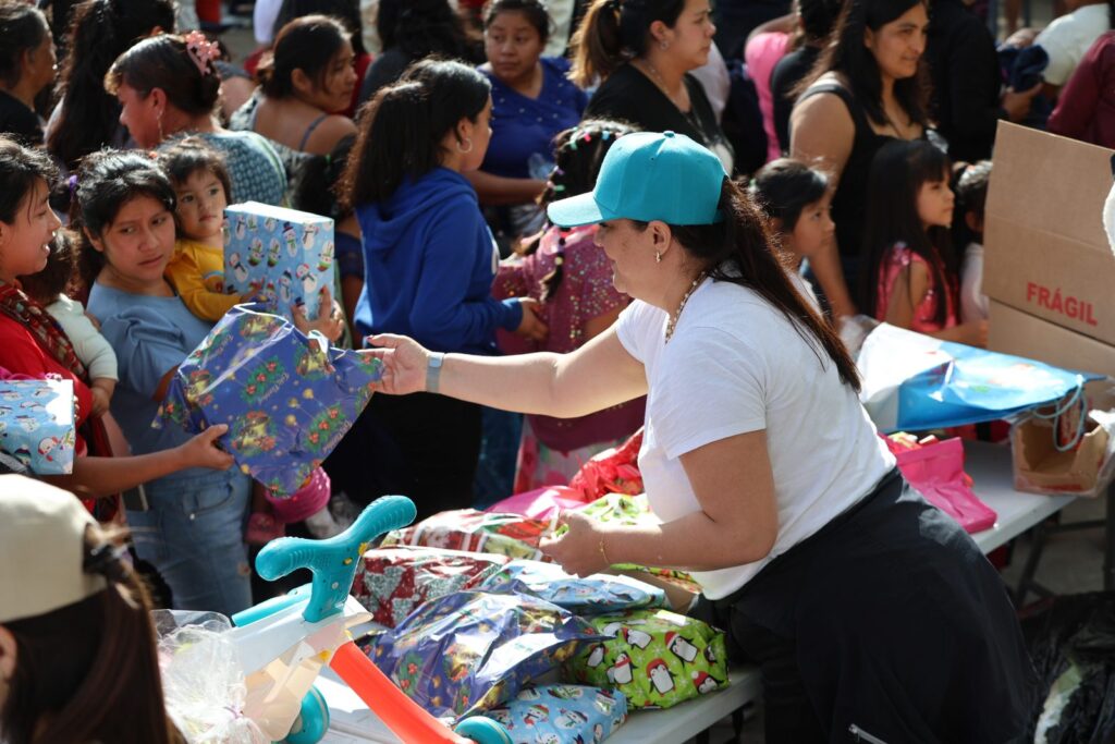 Cada Navidad, cientos de juguetes llegan a manos de niñas y niños.