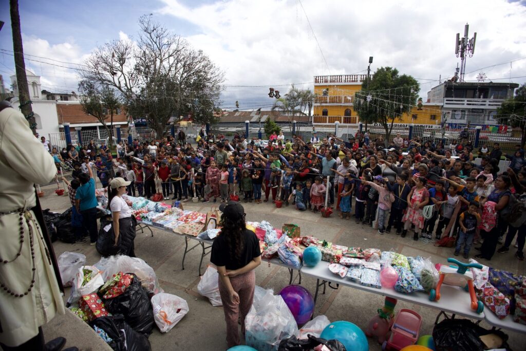 Jornadas de entrega de víveres y juguetes en las plazas de las comunidades.