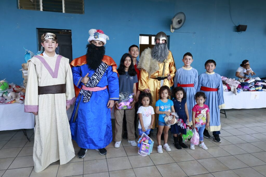 Los Reyes Magos visitan a los niños: la alegría también es una forma de servicio.