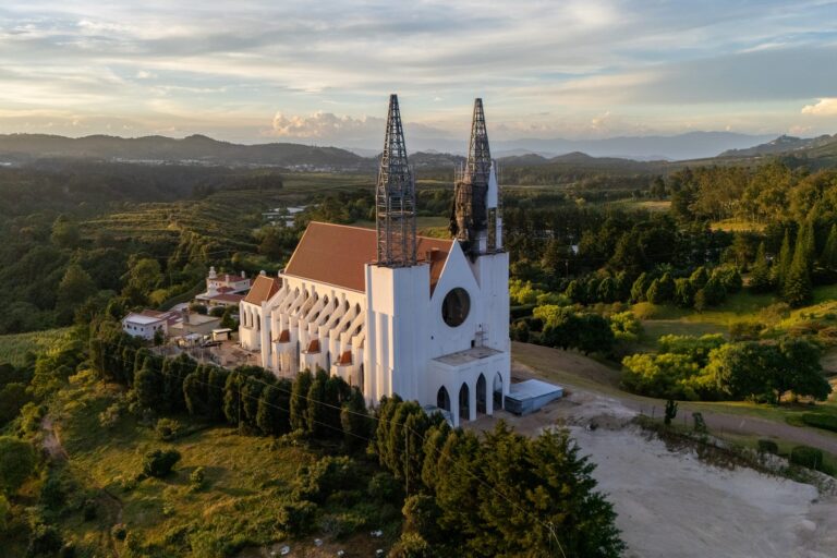 La iglesia de San José Pinula al atardecer: hoy alcanza cerca del 75 % de su construcción.
