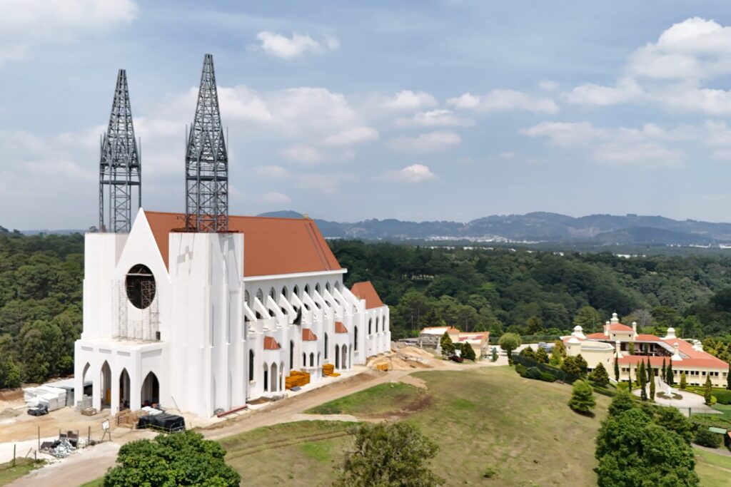 Vista del conjunto: la iglesia y la casa donde vive y se forma la comunidad.