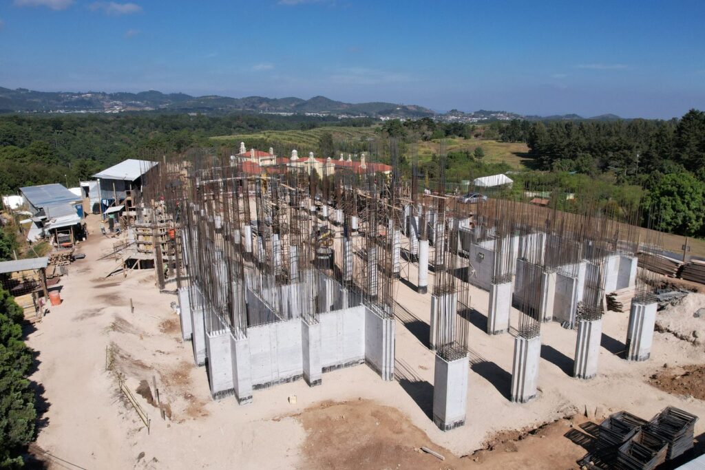 Los cimientos y las primeras columnas, en las etapas iniciales de la obra.
