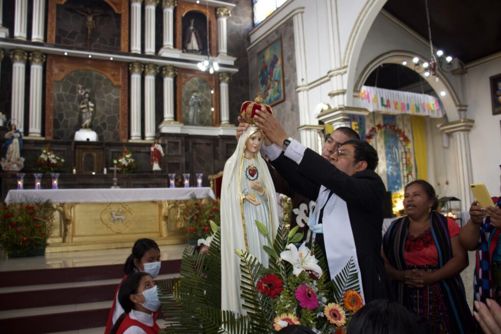La coronación de la imagen, en una de las comunidades visitadas.
