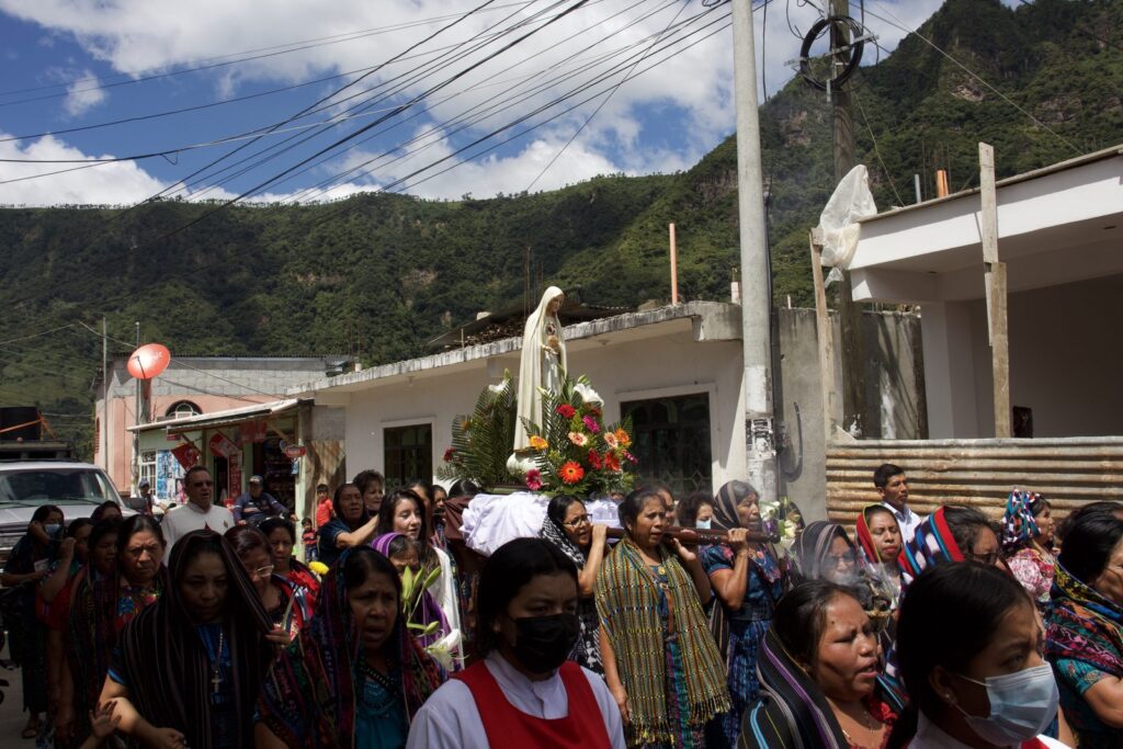 Las procesiones recorren las calles: la fe sale al encuentro de la gente.