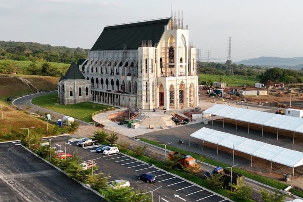 El conjunto desde el aire: la iglesia, los accesos y la explanada.