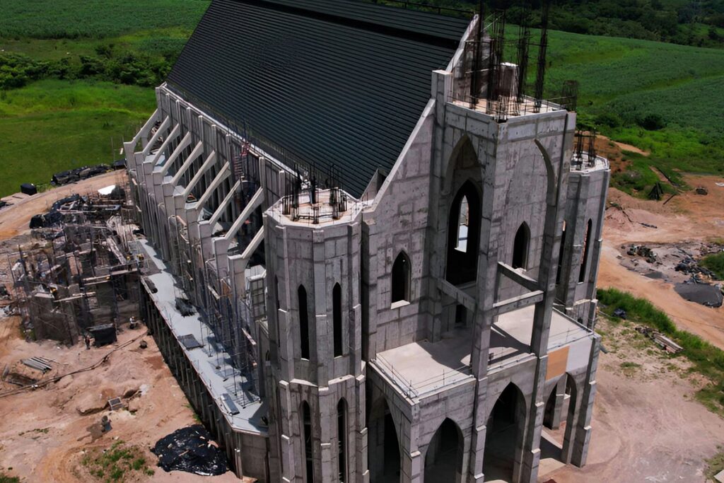 La misma obra tiempo atrás, cuando la estructura aún estaba en hormigón desnudo.