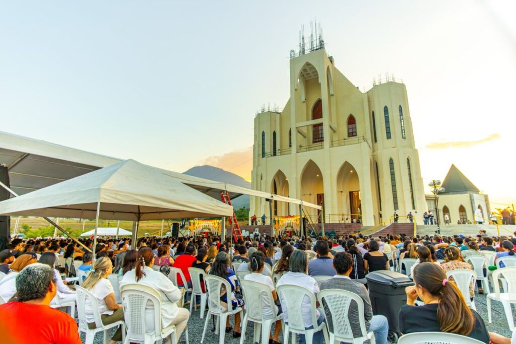 Cientos de personas acompañan cada celebración en el atrio.