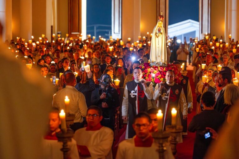 La procesión de las velas con la imagen de la Virgen de Fátima.
